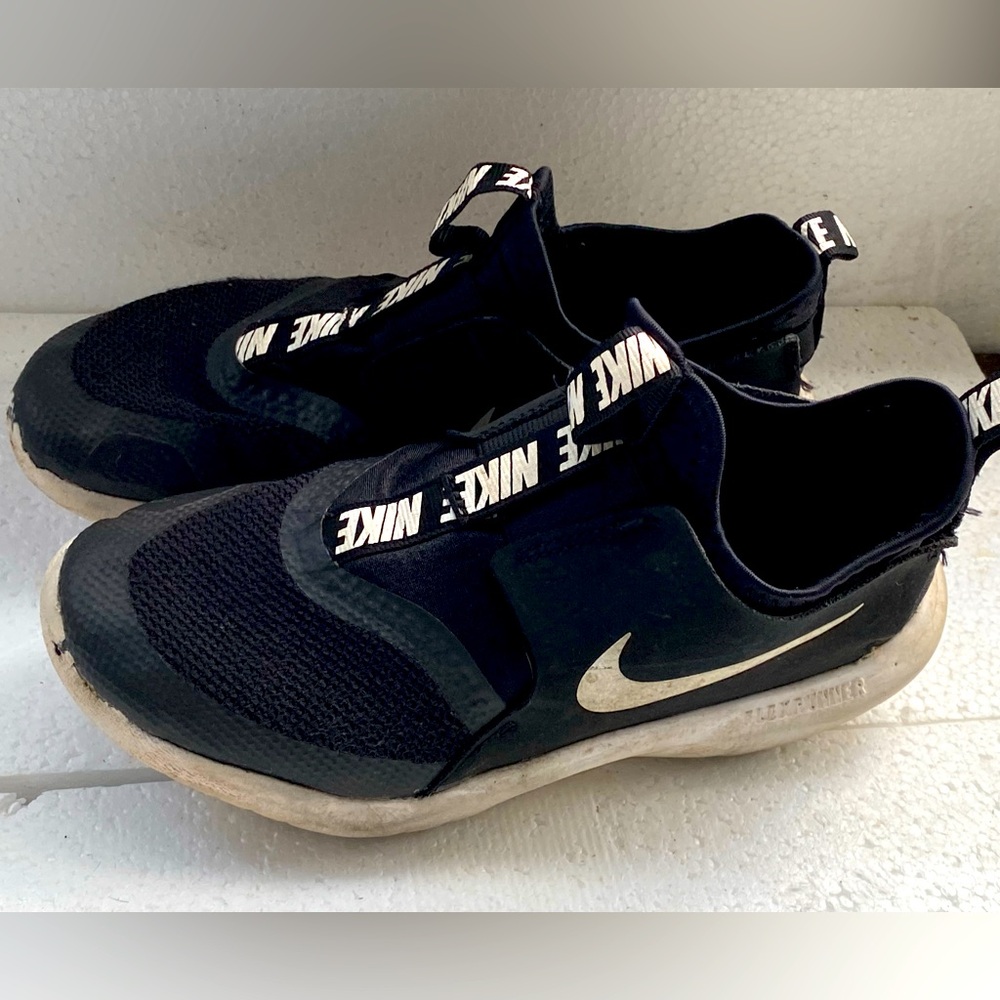 Nike Flex Runner GS At4663-001 Boy’s Black White Sneakers Slip On Size 2.5Y